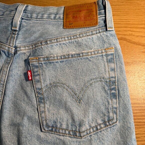 Levi's 501 Jeans with Washed Finish and Light Distressing Womens 27x30 - Picture 6 of 11